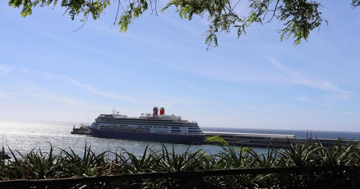 Um navio de cruzeiro e três super iates estão hoje acostados no porto funchalense