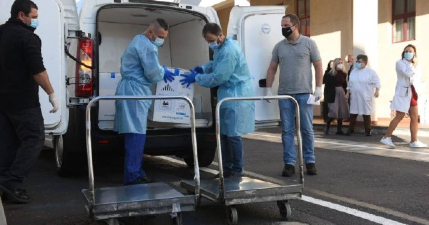 Veja a chegada do segundo lote de vacinas ao Hospital Dr. Nélio Mendonça (com fotos)