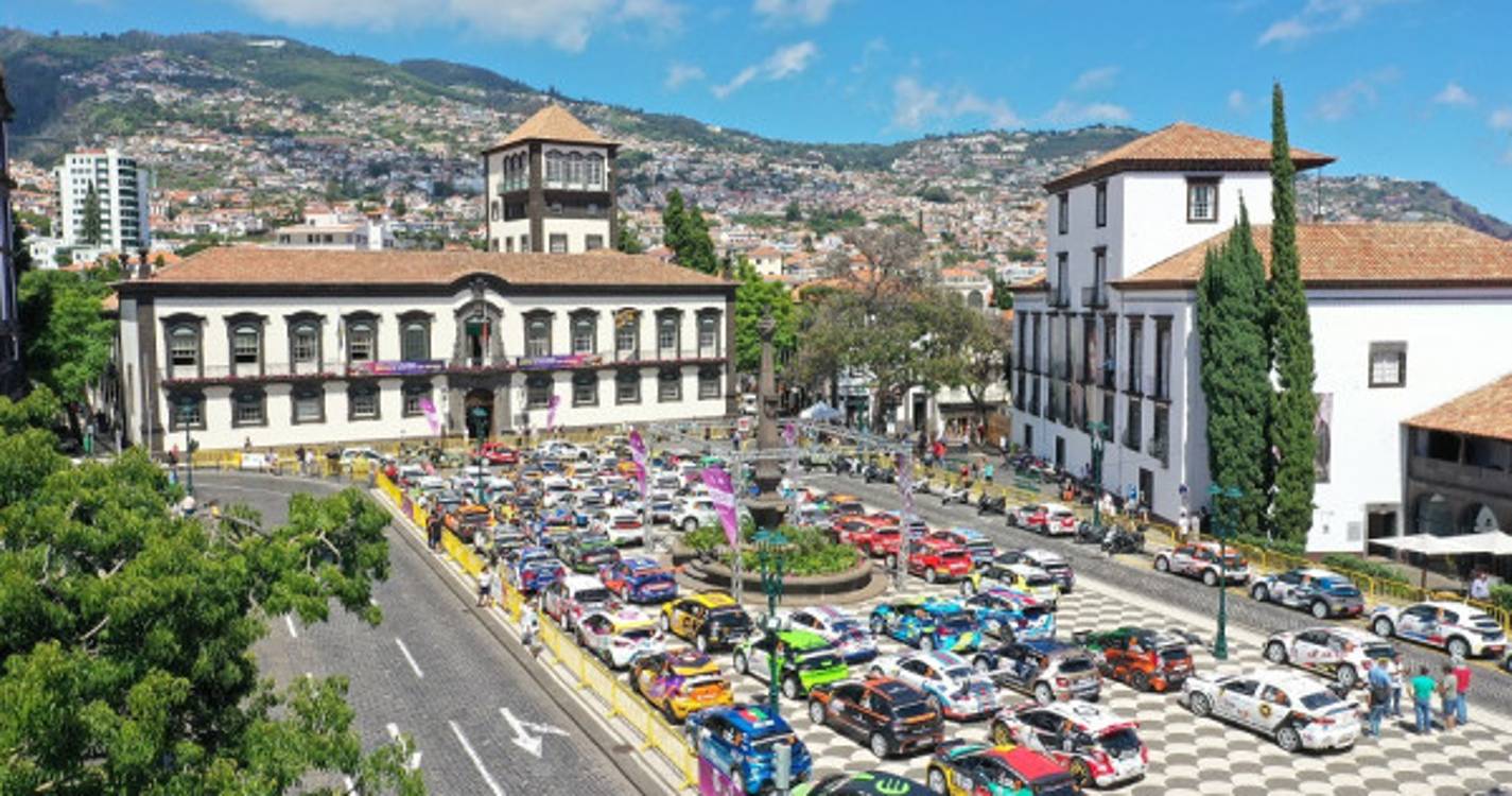 Fica assim a Praça do Município cheia de carros do Rali