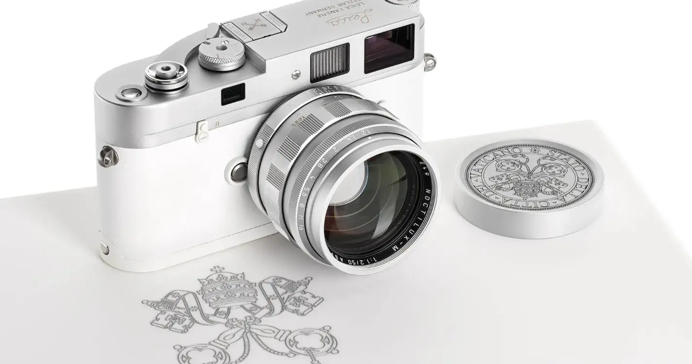 Máquina fotográfica Leica do Papa Francisco leiloada por 6,5 milhões de euros