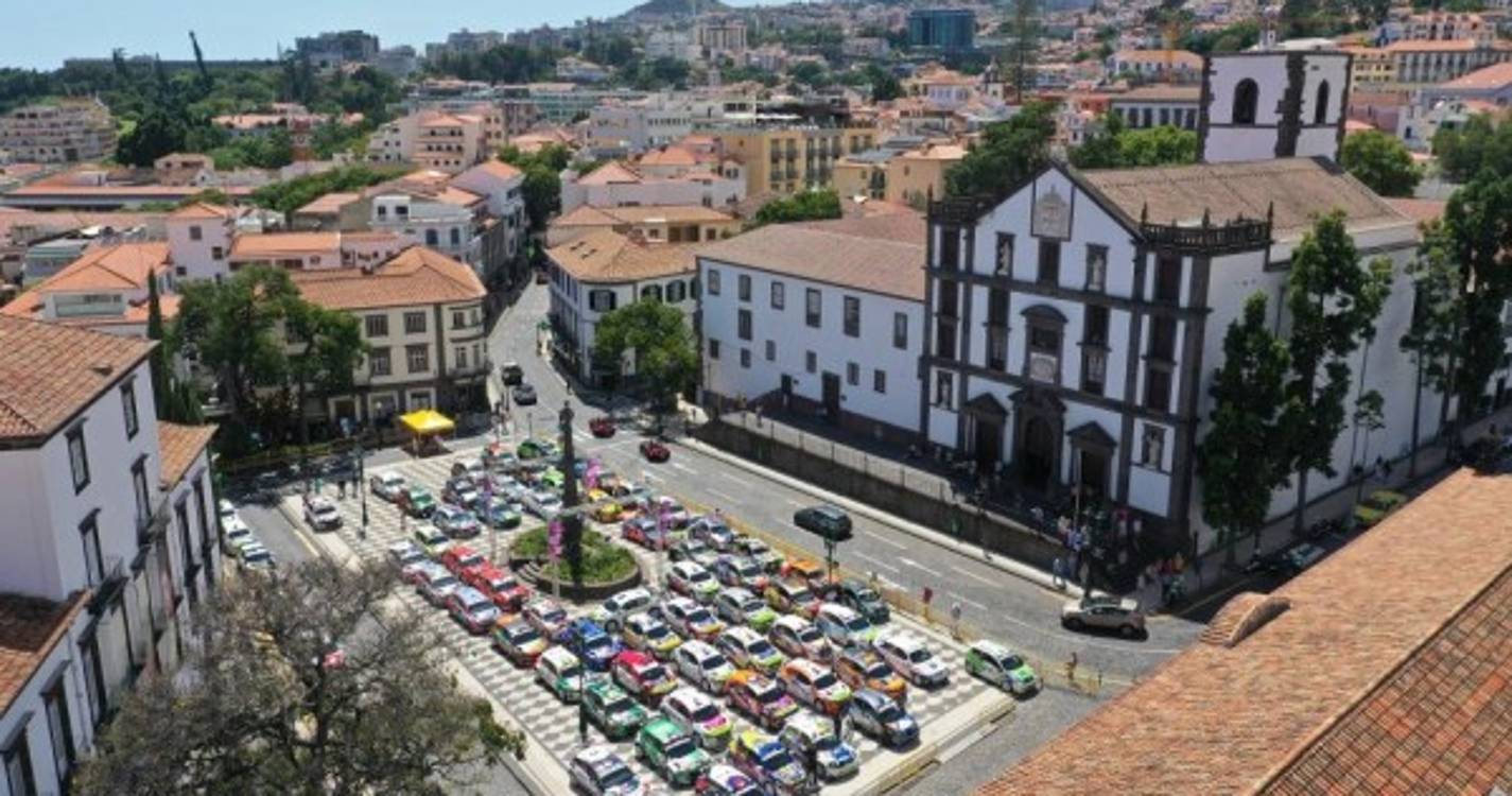 Fica assim a Praça do Município cheia de carros do Rali