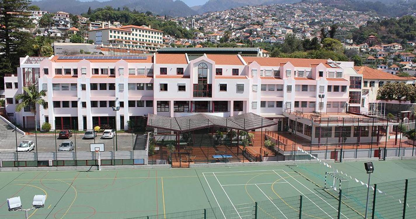 Antigos alunos mobilizam-se em apoio a padre da APEL após denúncia de comportamento impróprio