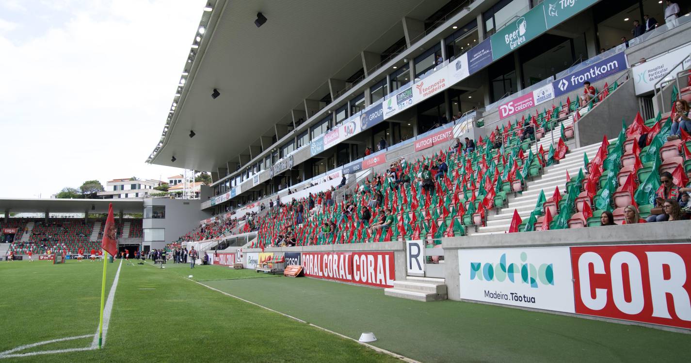 Dez mil bandeiras do Marítimo nas bancadas e festa antes e depois do jogo (com fotos)