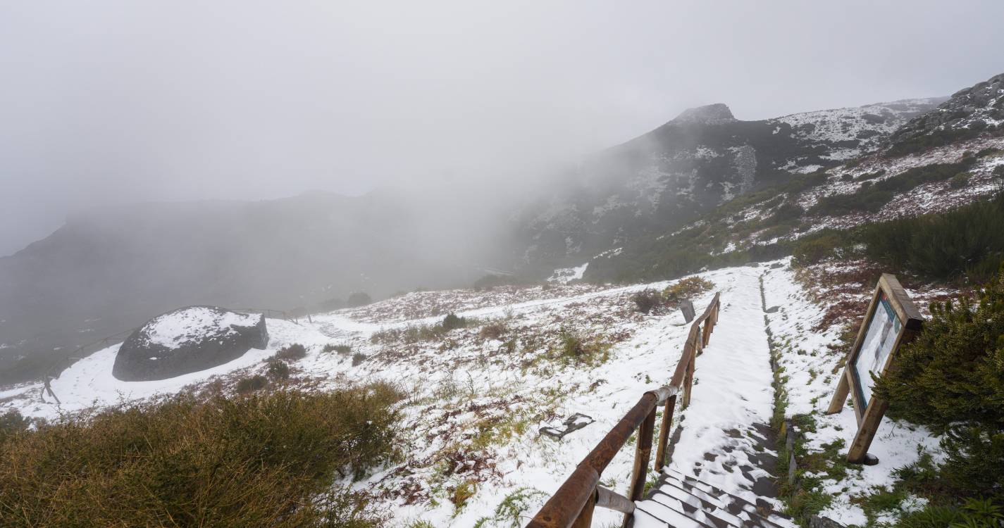 Estrada entre o Poço da Neve e o Pico do Areeiro encerrada devido à queda de neve