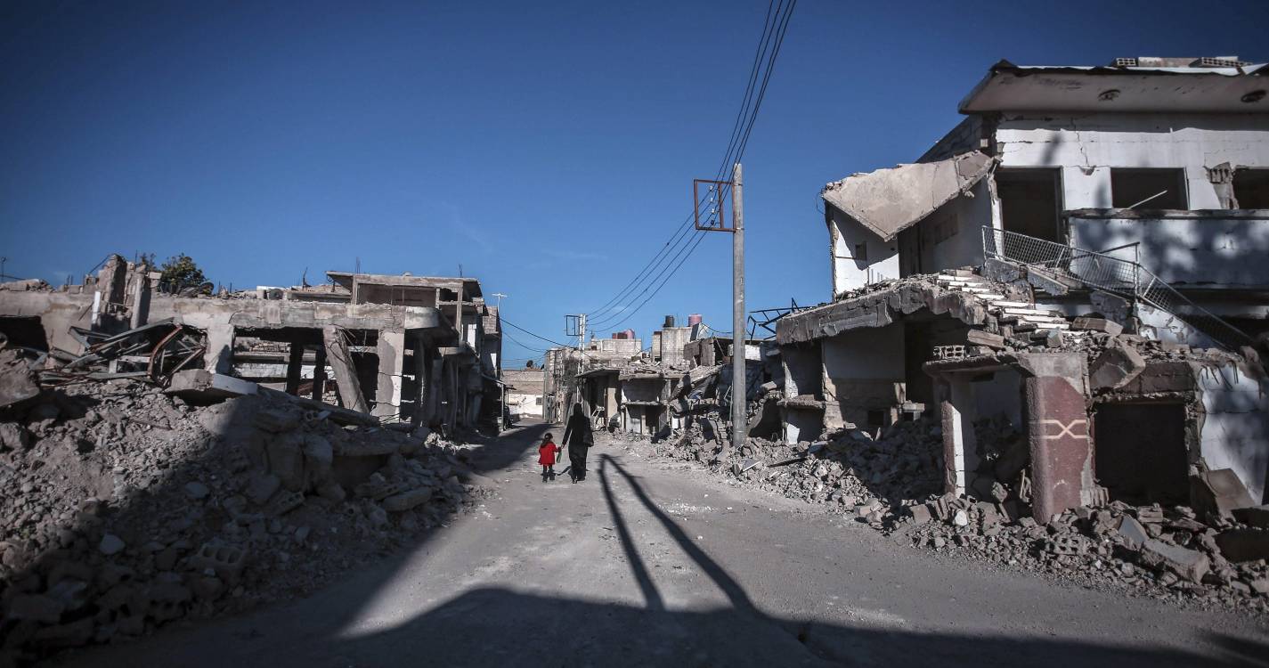 Síria: Encontrada vala comum em Damasco com cerca de mil corpos de antigos presos