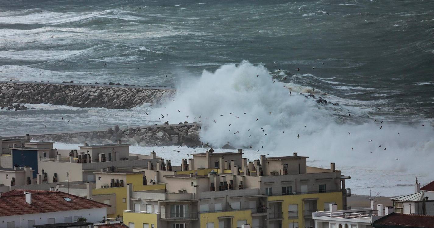 Mau tempo: Centros Escolares da Nazaré abertos para receber filhos de profissionais prioritários