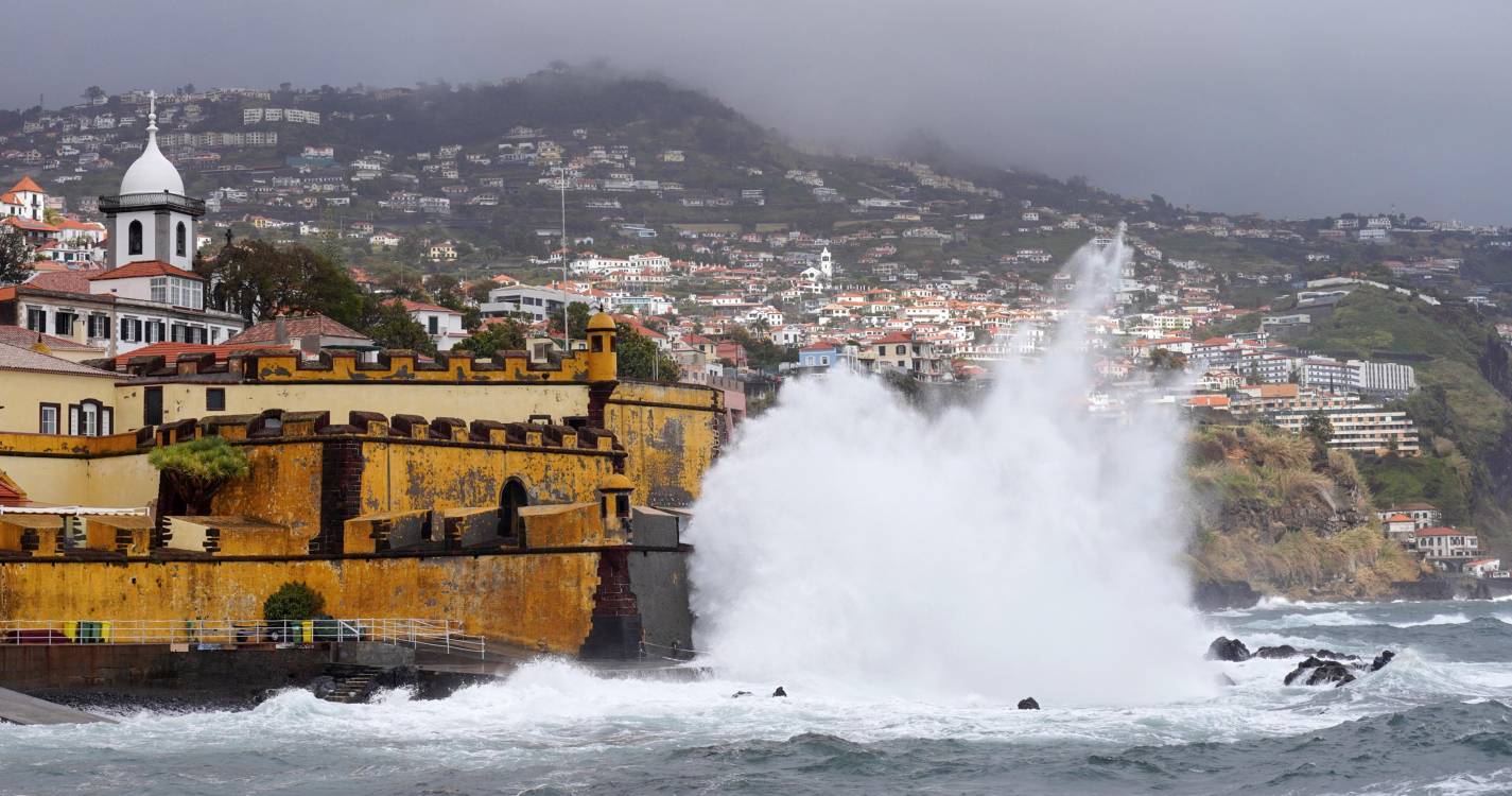 Capitania emite aviso de agitação marítima forte até às 18 horas de quinta-feira