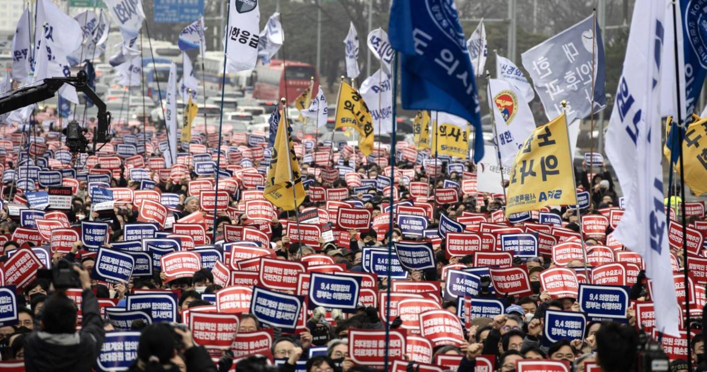 Coreia do Sul ameaça suspender licenças de médicos em greve há duas semanas