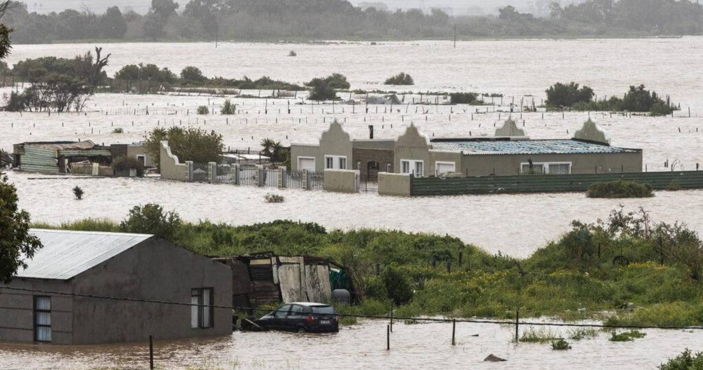 Sobe para 100 o número de mortos nas inundações no leste da África do Sul