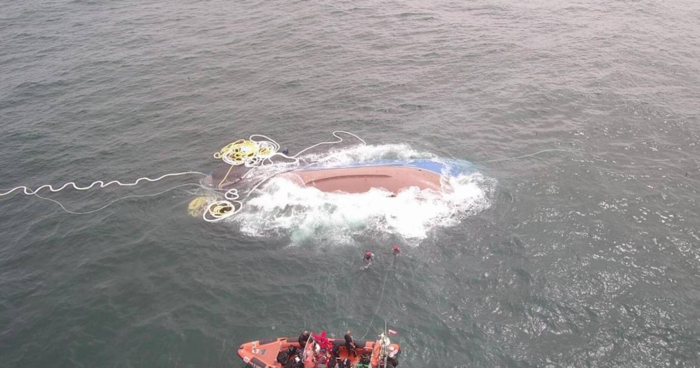 Navios da Marinha já percorreram 500 milhas para procurar desaparecidos de naufrágio – comandante naval