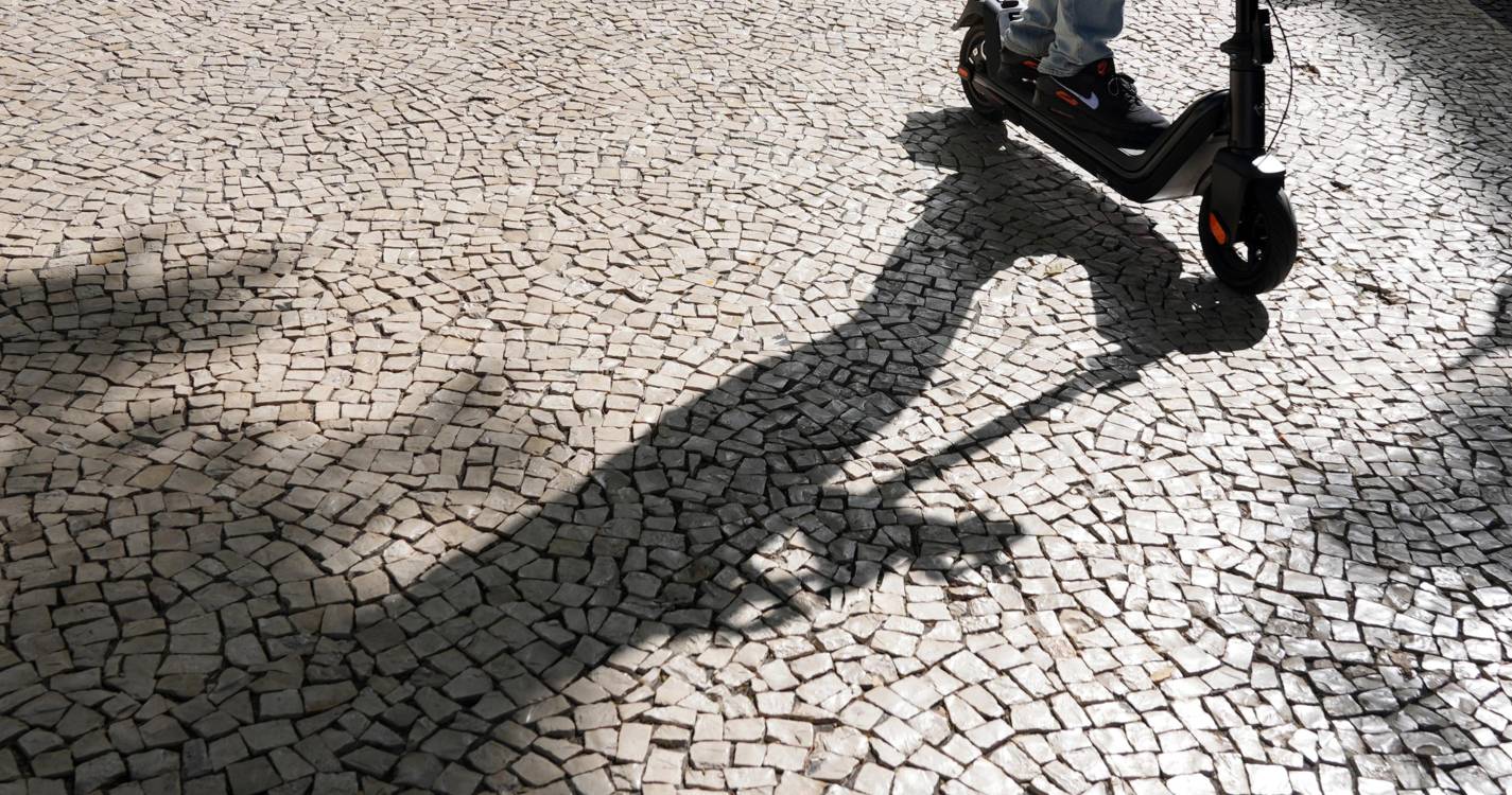 Jovem ferido em acidente entre trotinete e autocarro no Funchal