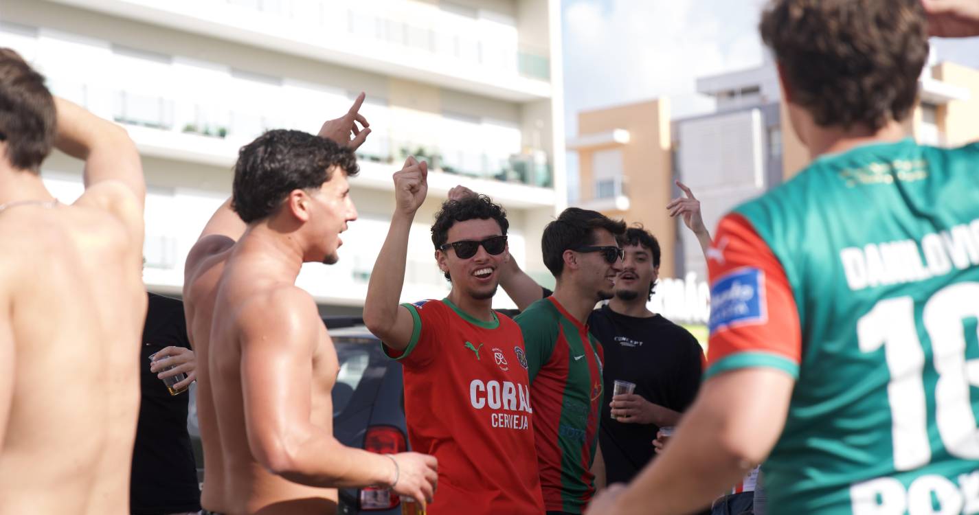 Adeptos do Marítimo fazem a festa pré-jogo no Seixal (com fotos)