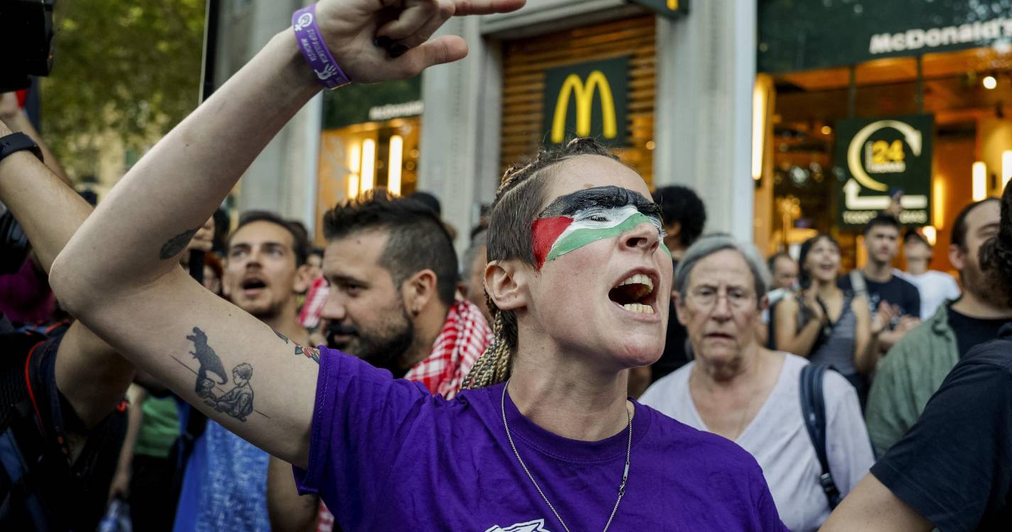 Vuelta: Mais de 100.000 manifestantes obrigam a suspender última etapa - governo