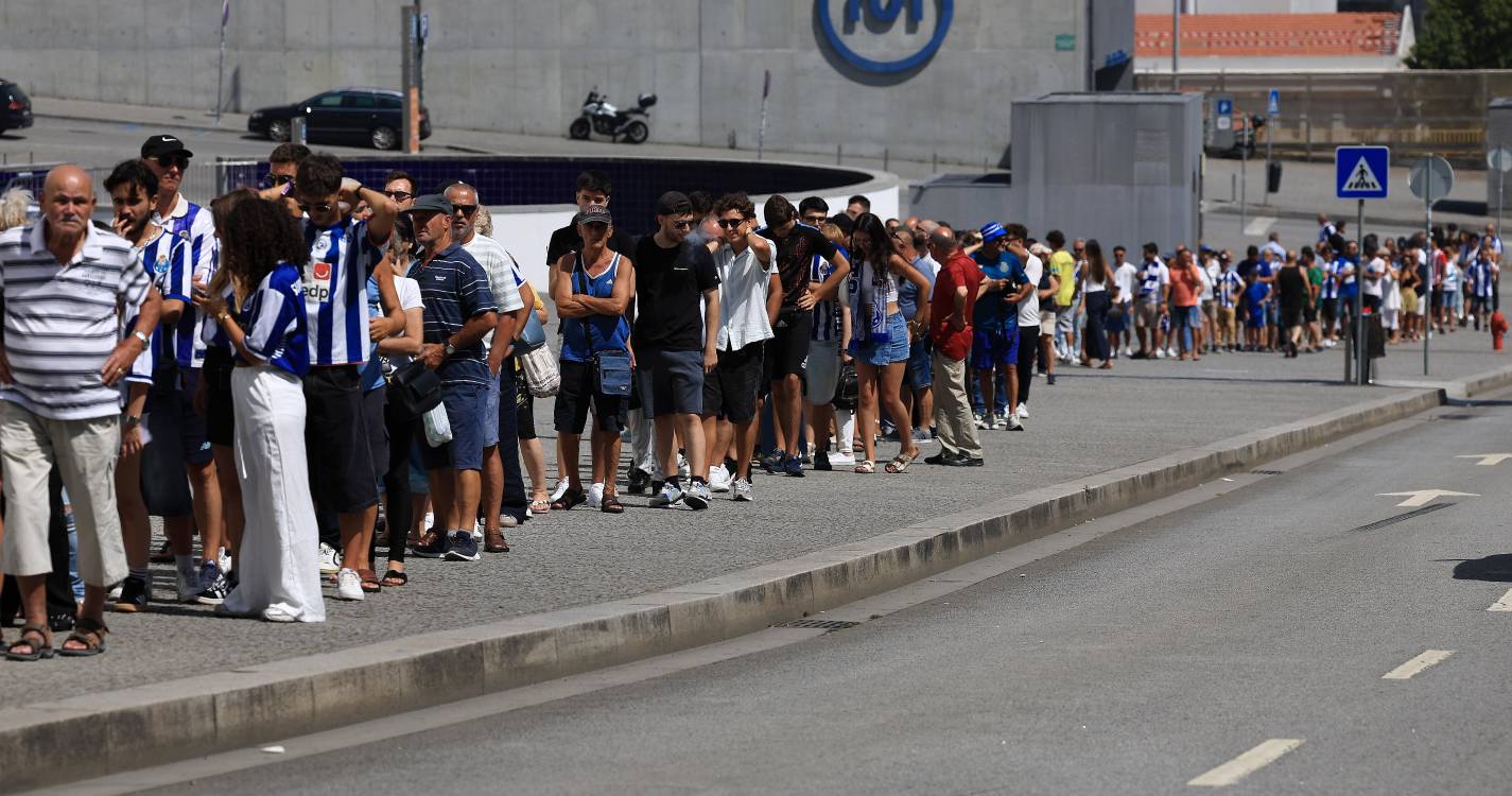 Milhares de adeptos em fila no Estádio do Dragão para se despedirem de Jorge Costa (com fotos)