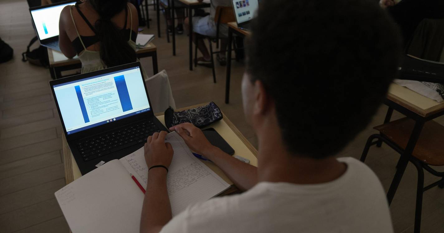 CDS propõe avaliação do uso de manuais digitais e telemóveis nas escolas