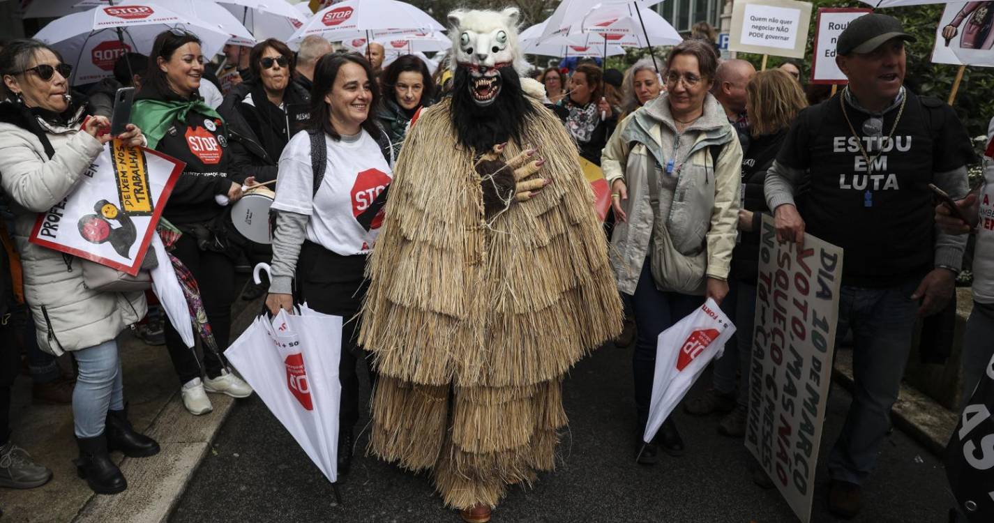 Centenas de profissionais da educação realizam arruada pela escola pública