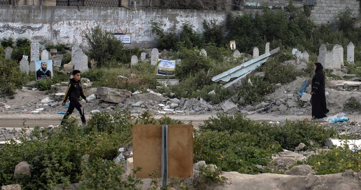 Encontrados 14 socorristas mortos após ataque israelita a ambulâncias