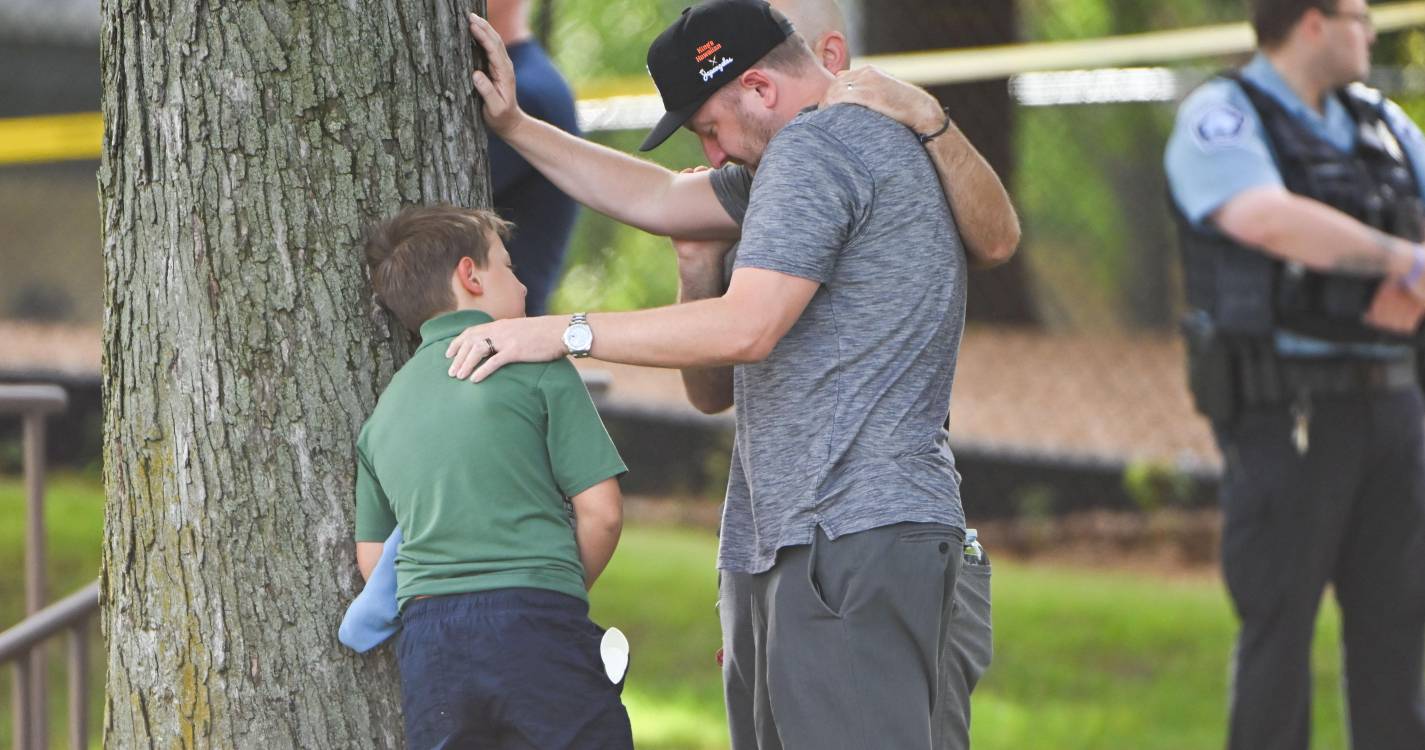 Duas crianças mortas e 17 feridos em ataque armado a escola católica de Minneapolis