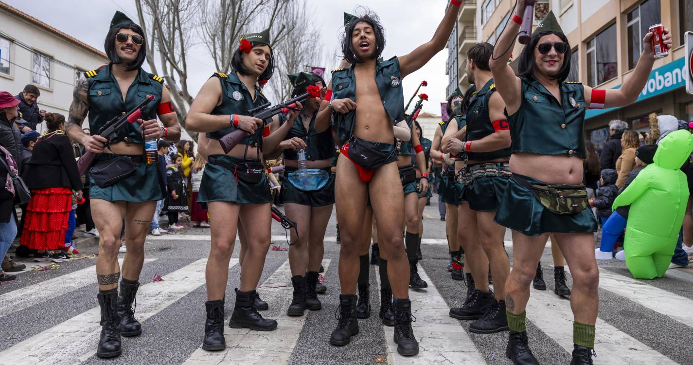 Milhares de mascarados divertem-se no Carnaval de Torres Vedras (com fotos)