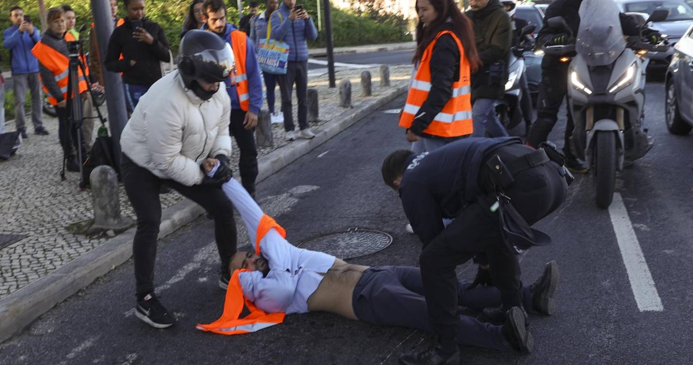 Polícia detém ativistas pelo clima que bloqueiam entrada em Lisboa desde as 9 horas