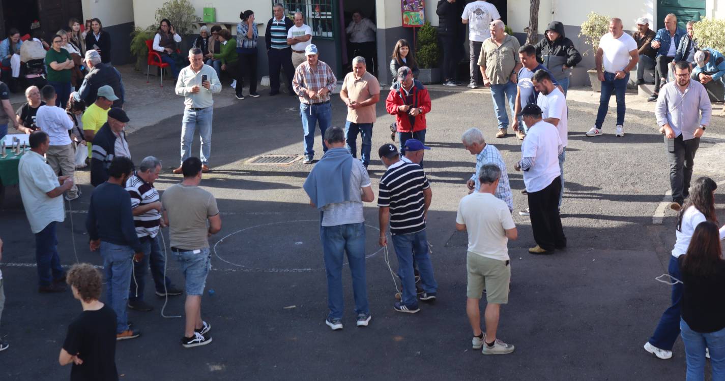 Jogo do Pião reúne dezenas de pessoas em São Roque do Faial na Sexta-Feira Santa