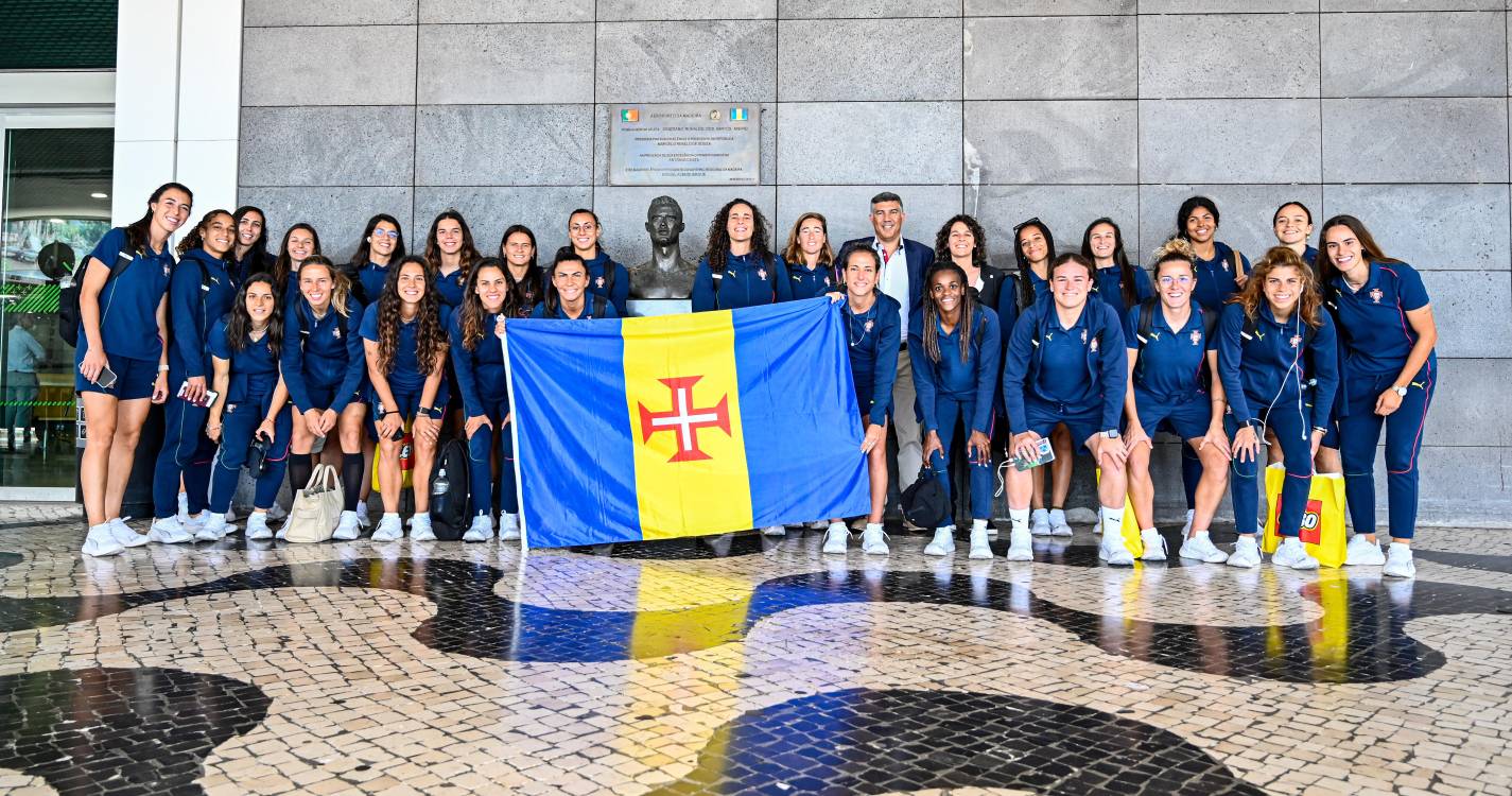 Seleção nacional já chegou e fez foto com a bandeira da Madeira ao lado de CR7