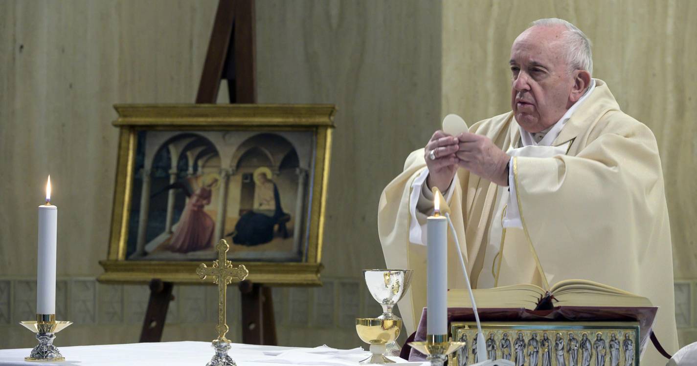 Papa: Rito de certificação da morte e deposição do corpo em urna ao fim da tarde