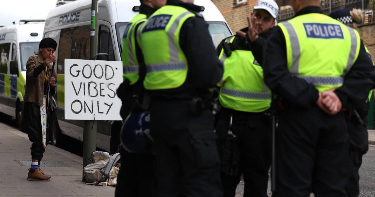 Policia londrina detém vereador trabalhista por incitamento à violência