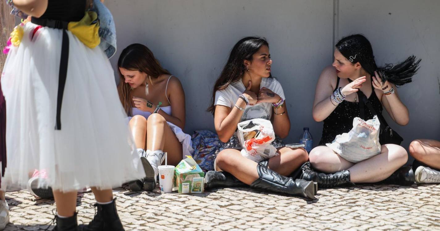 Milhares de pessoas nas imediações do Estádio da Luz aguardam Taylor Swift (veja as fotos)