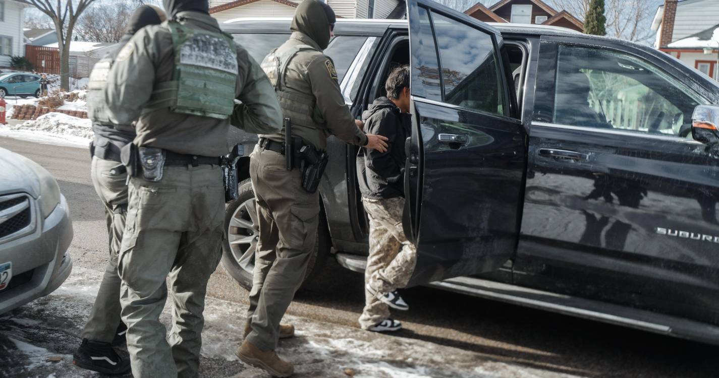 ONU pede investigação à morte de mulher por agente de imigração em Minneapolis