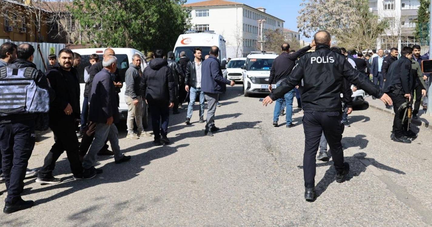 Atirador mata quatro pessoas e fere oito em ataque no sul da Turquia