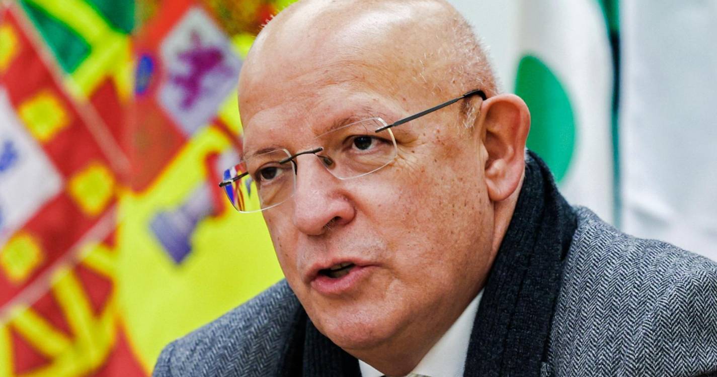 Presidenciais: Santos Silva anuncia que está fora da corrida a Belém