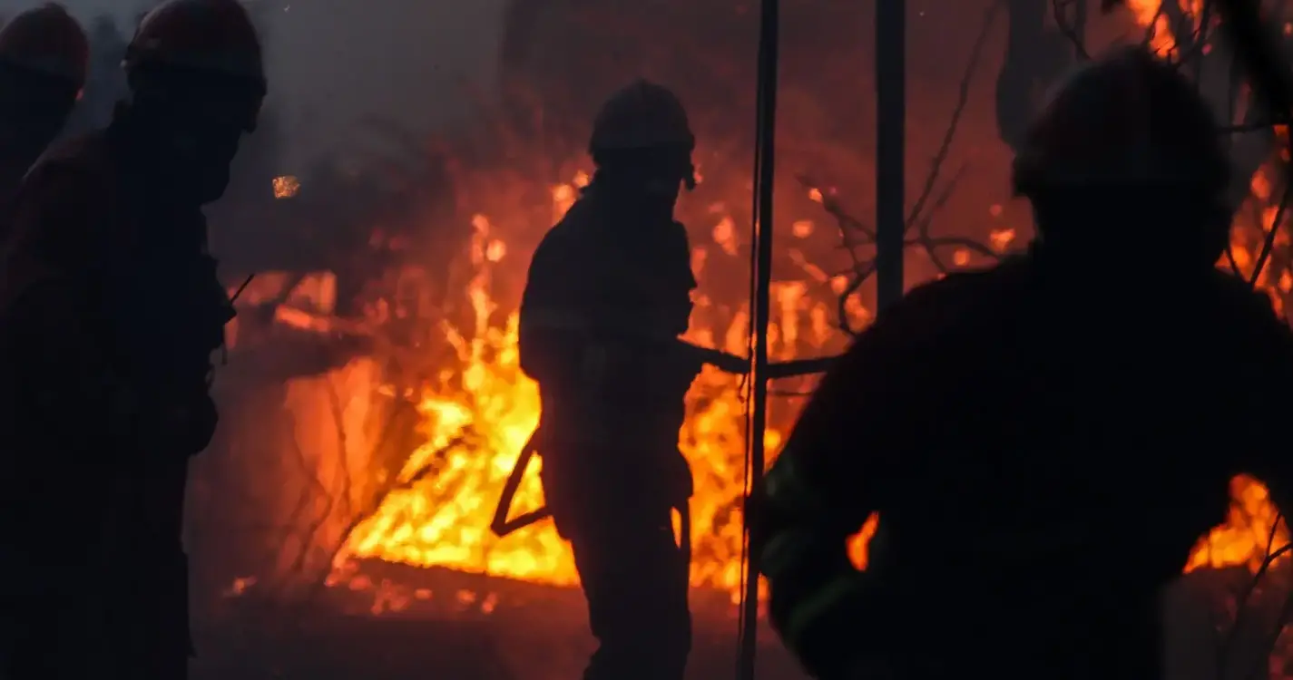 Incêndio: Bombeiro ferido durante combate ao fogo em Chaves