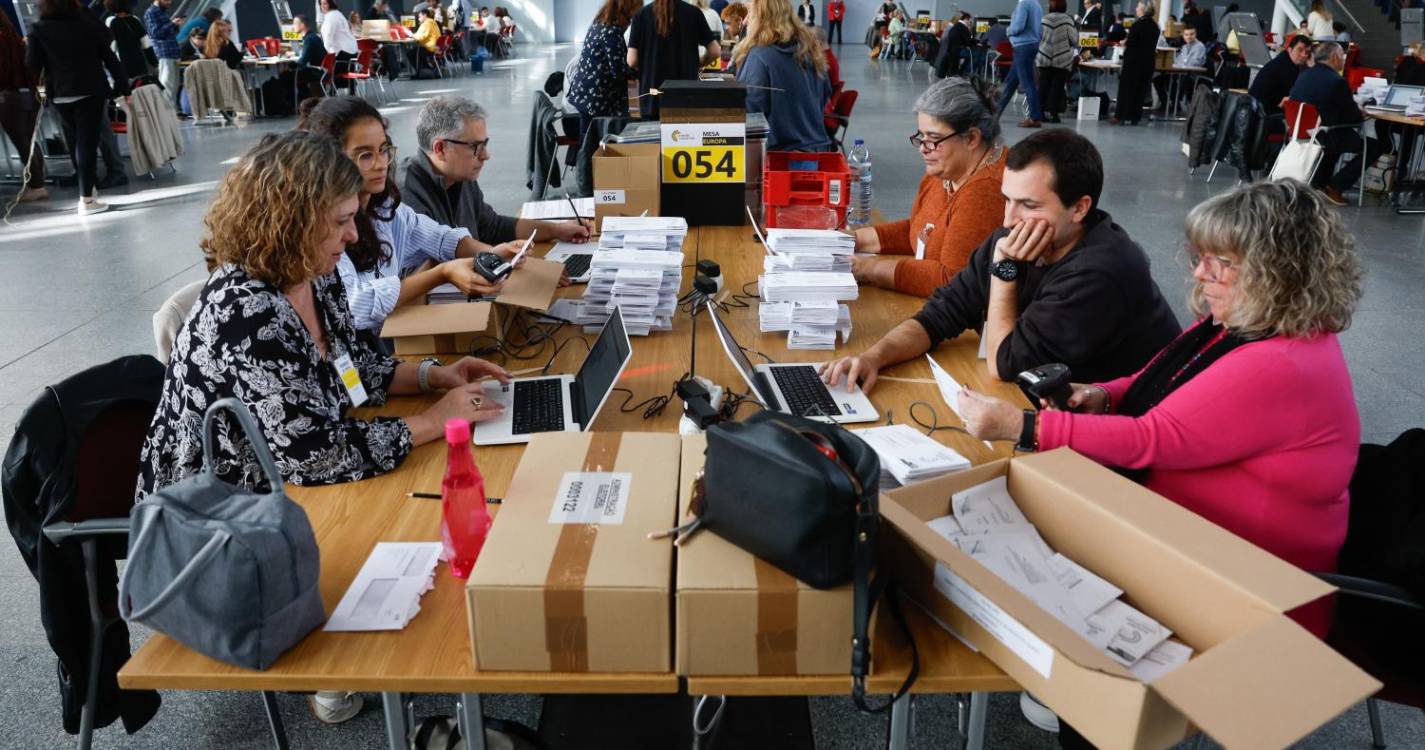Contagem dos votos dos emigrantes arrancou a cargo de 700 cidadãos