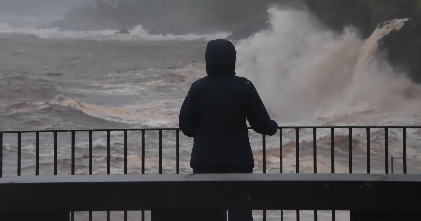 Capitania do Funchal prolonga avisos de vento e agitação marítima até quarta-feira