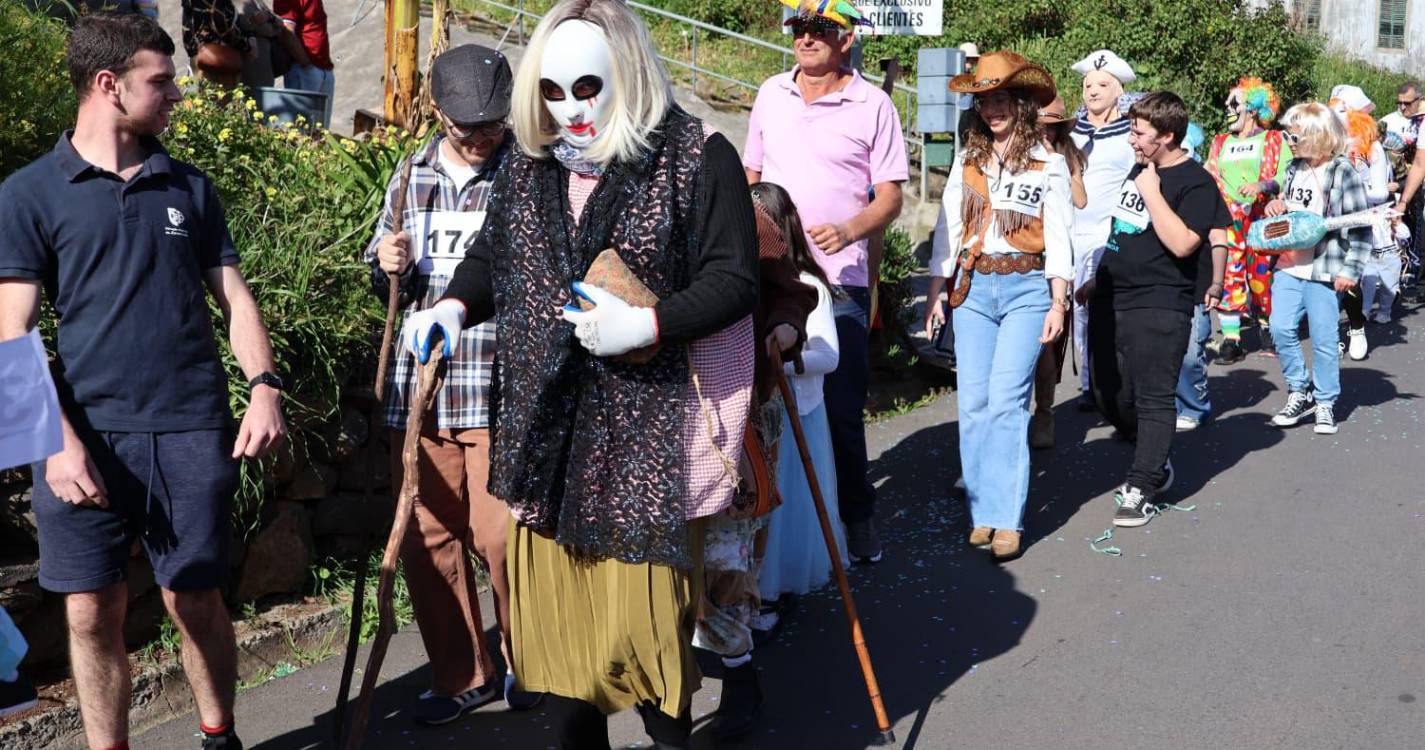 Campanário enche-se de mascarados, humor, música e malassadas (com fotos)