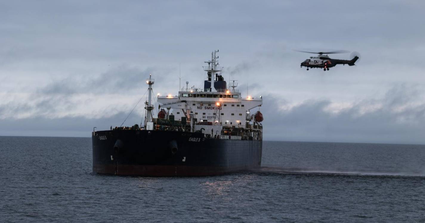 Autoridades finlandesas vão inspecionar petroleiro suspeito de sabotagem de cabo submarino