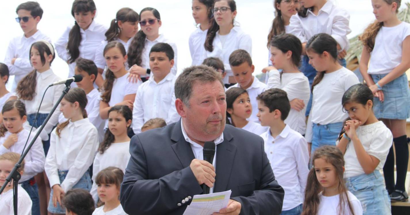 Hasteada bandeira azul na Praia da Ribeira Brava