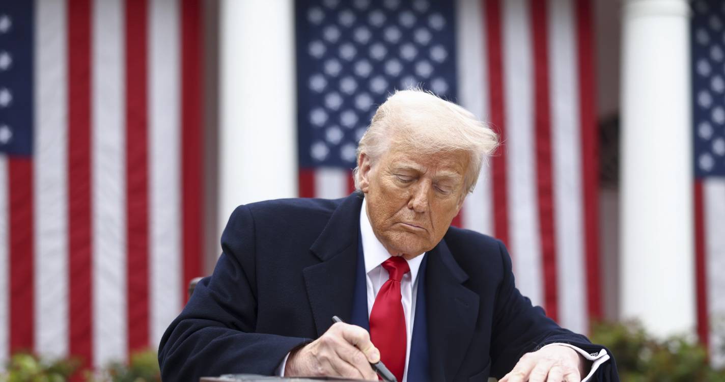 Administração dos EUA impõe tarifas até a ilha que alberga ursos e deixa atónita antiga colónia penal