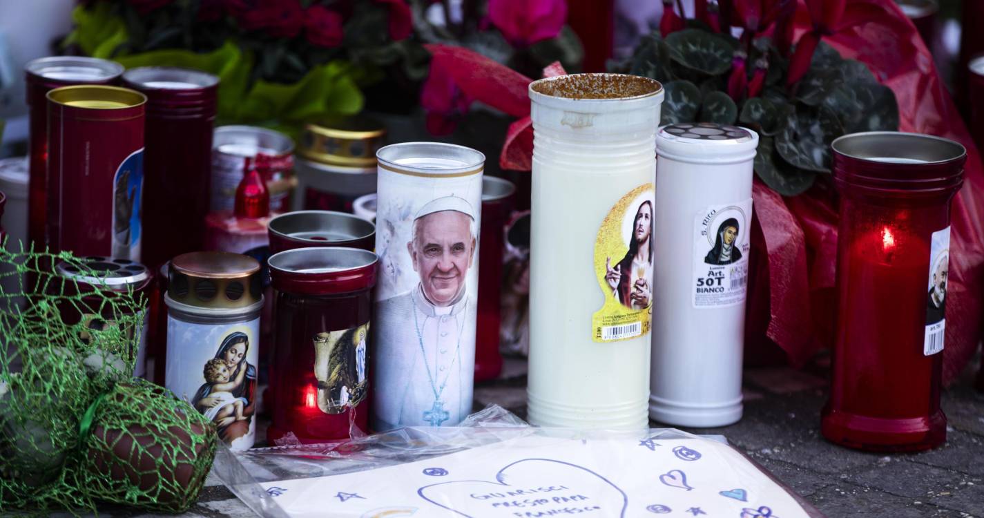 Papa Francisco passa “noite tranquila”, espera-se novo relatório médico