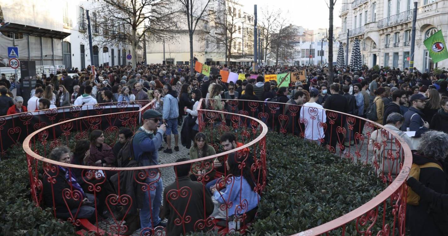 Centenas de pessoas juntam-se contra o racismo e xenofobia (com fotos)