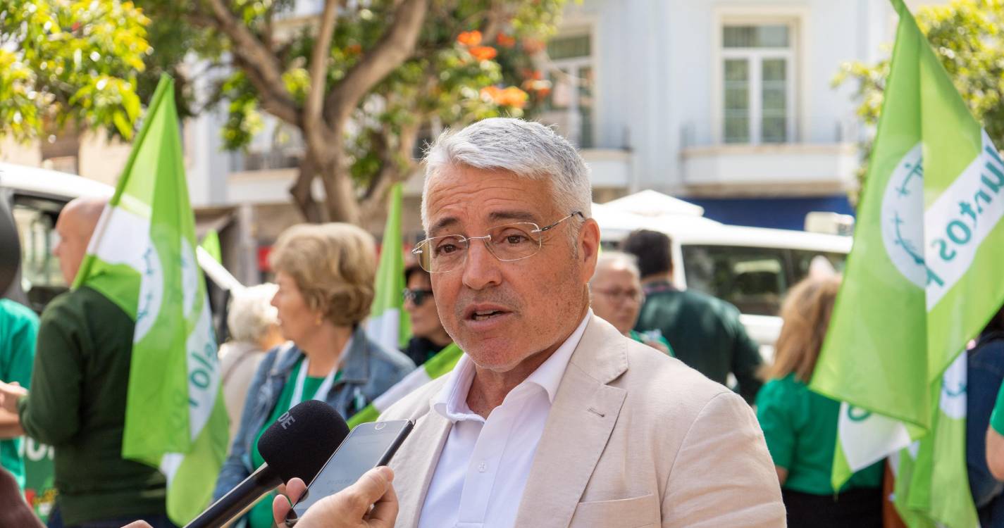 Filipe Sousa acusa Montenegro de estar “a brincar no Algarve” enquanto o País está a arder