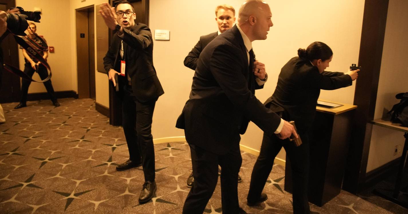 Trump retirado de jantar após disparos de homem que foi detido