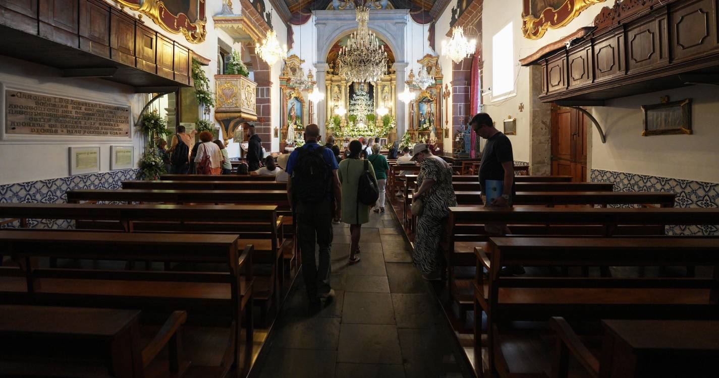Fiéis ‘virados’ para o Monte