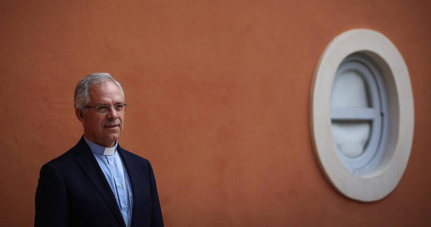 Angra, a diocese onde o bispo anda de avião e não de carro