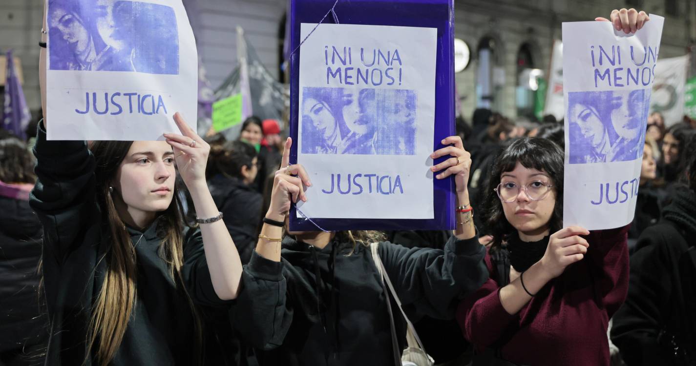 Milhares em manifestação por justiça após assassínio de três jovens em Buenos Aires
