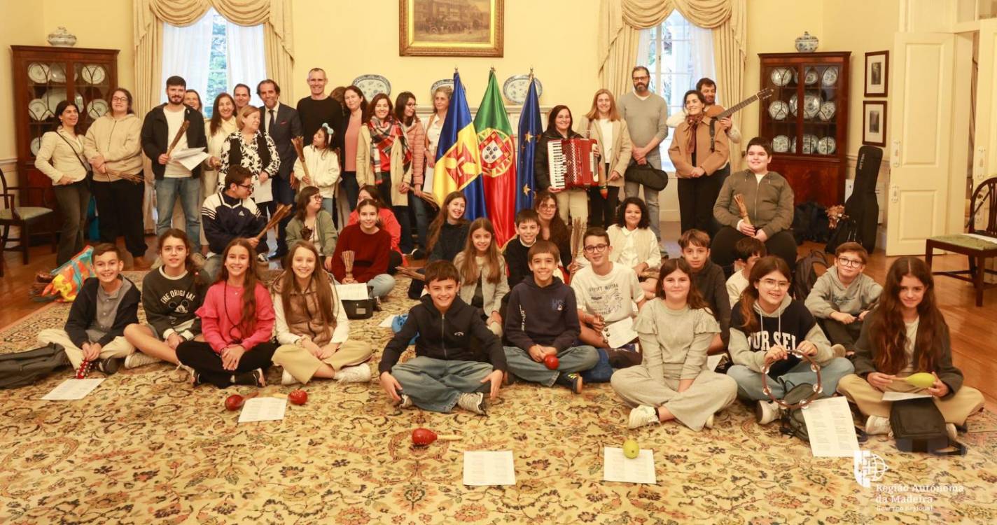 Alunos da Escola Básica e Secundária Gonçalves Zarco assinalaram ‘varrer dos armários’ na Quinta Vigia