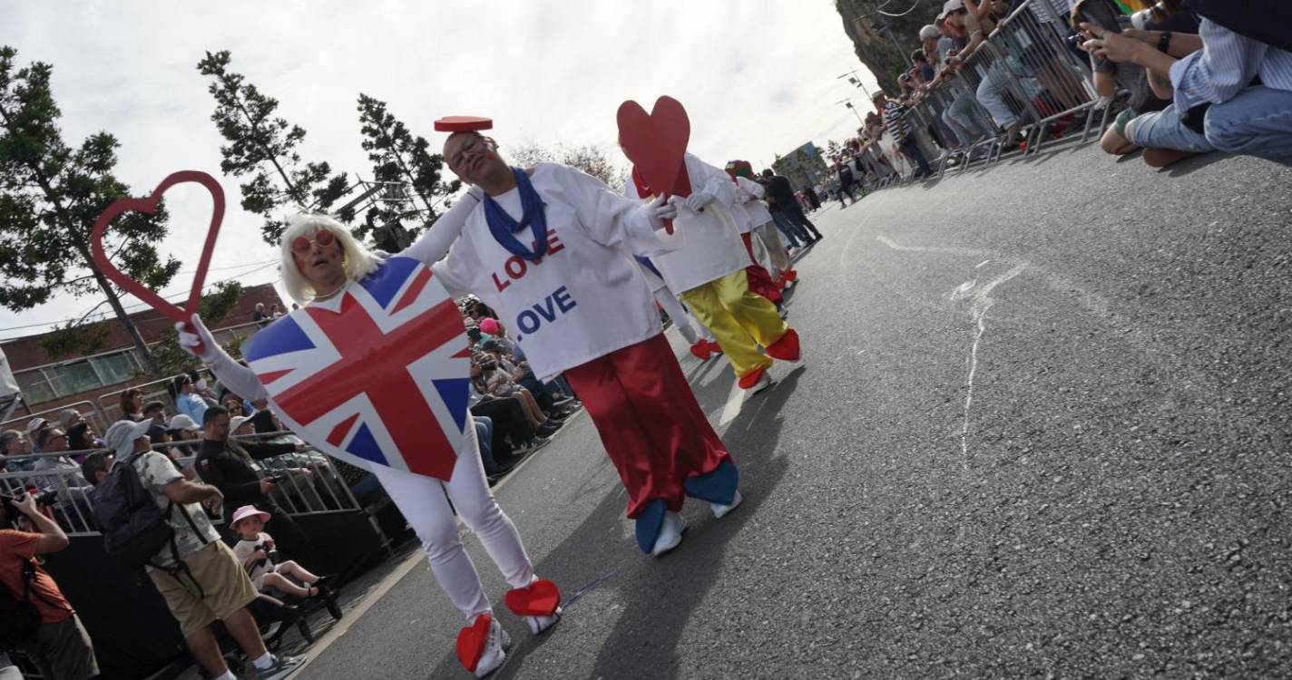 Mensagens de esperança invadem cortejo do Trapalhão (com vídeo)