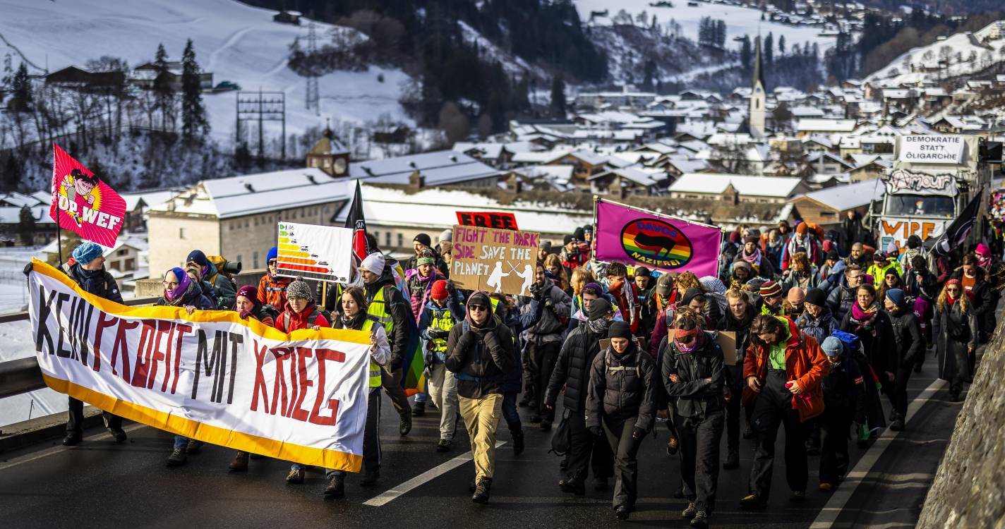 Fórum Económico: Centenas de manifestantes marcham em direção a Davos