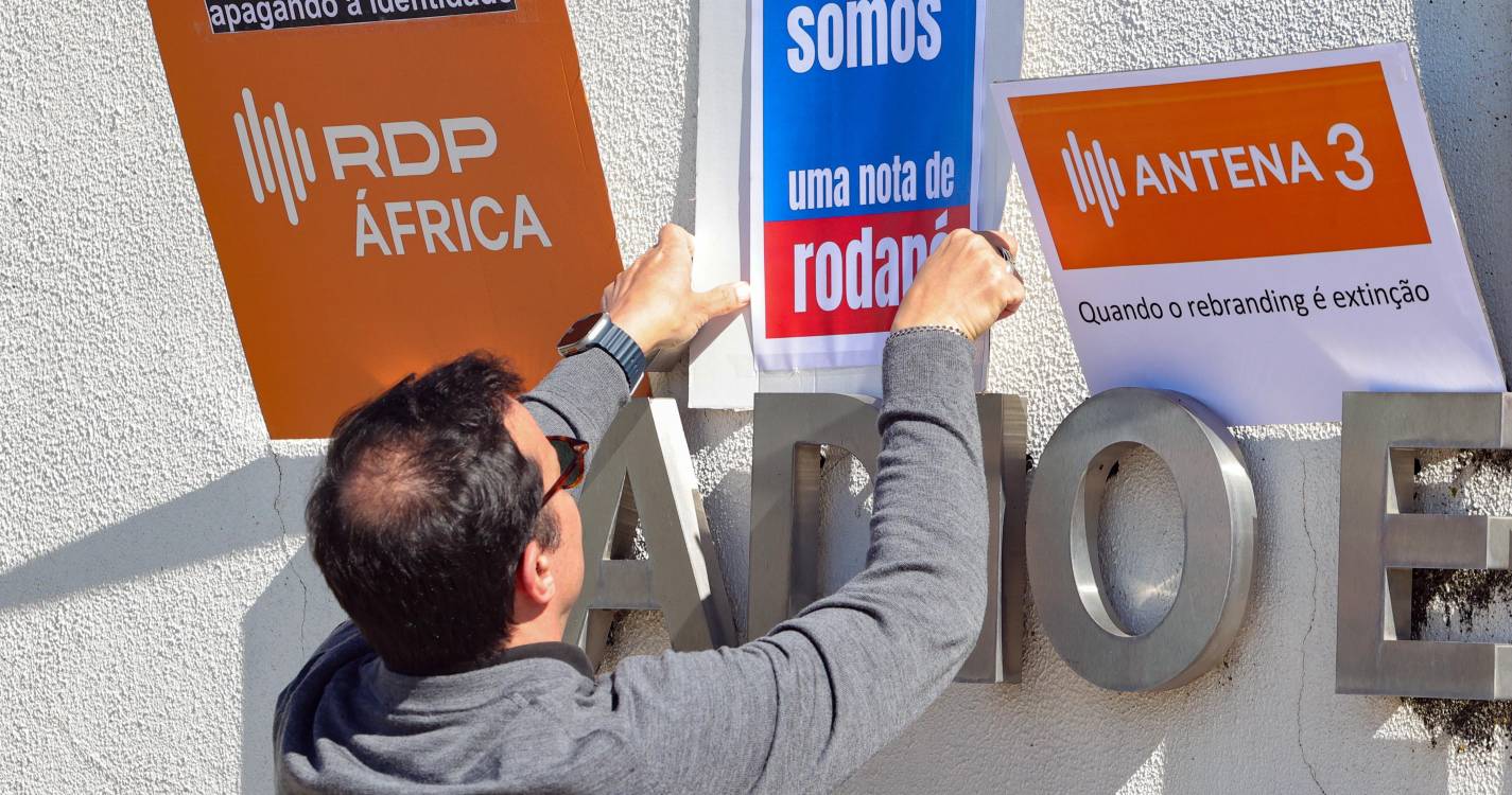 Trabalhadores da rádio pública protestam contra mudança de identidade